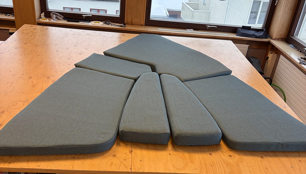 Sofa og seng i liten daycruiser